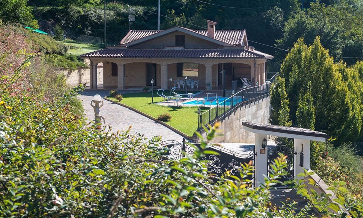 Smerillo Villa | Bright villa with wonderful views of the Sibillini mountains, private swimming pool