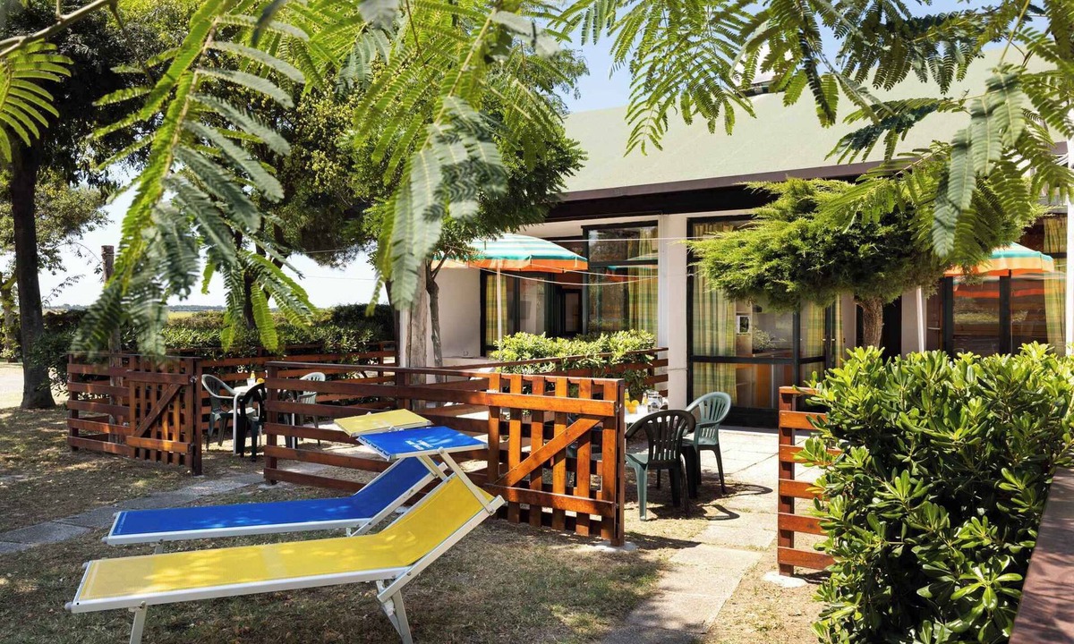 Casal Borsetti House | Bungalow with air conditioning, internet, garden and pool