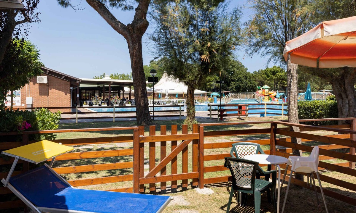 Casal Borsetti House | Bungalow with air conditioning, internet, garden and pool