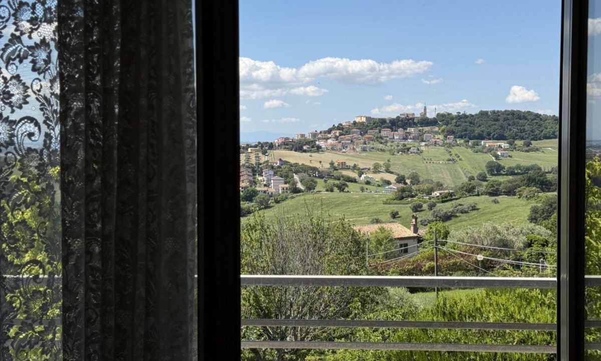 Camerano Villa | C015 – Camerano – Three-story villa with garden