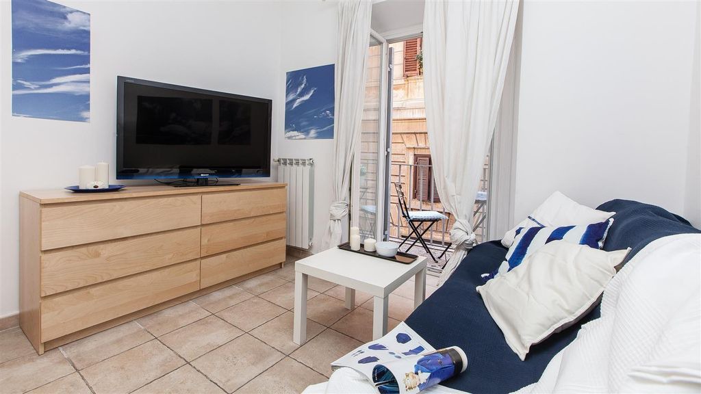 Roman Ghetto Apartment | Calderari Balcony 916 apartment in Centro Storico with air conditioning, balcony & lift.