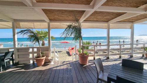 Fondi House | CAMERA SUL MARE con OMBRELLONE