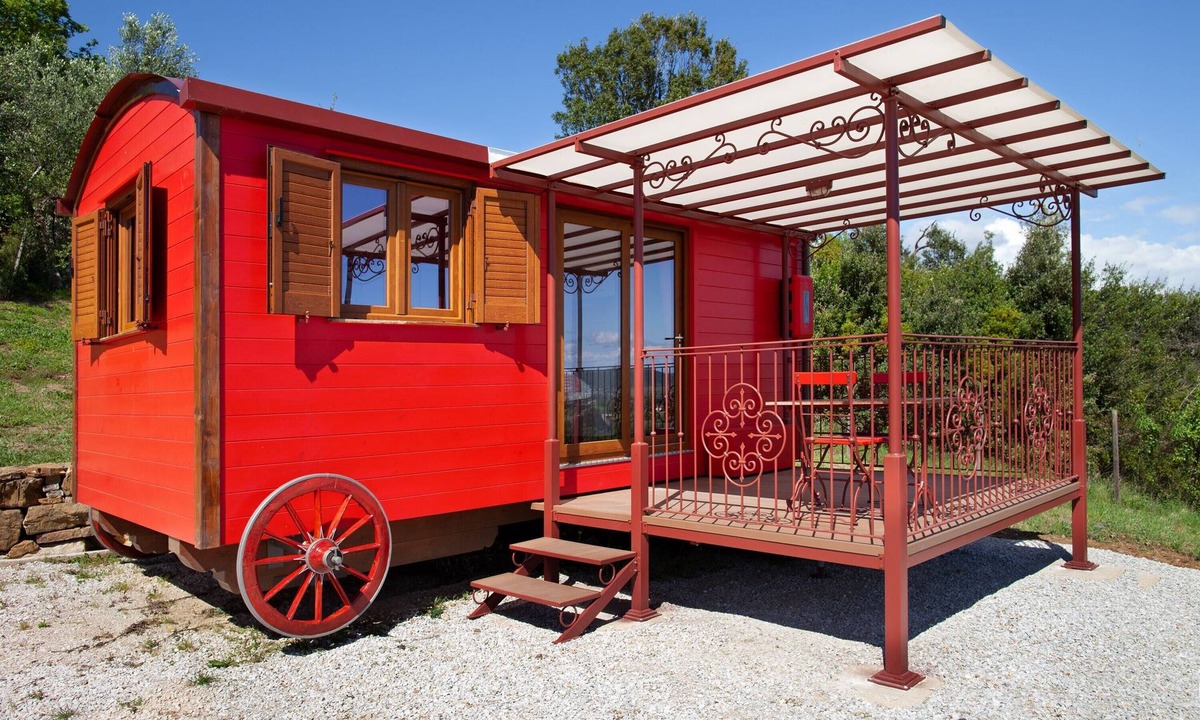 Suvereto House | Caravan 'Volpe Rossa' with Shared Garden and Air Conditioning