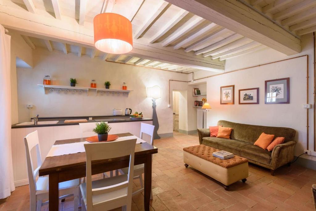 Scheggia Apartment | Casa Arancio - Fattoria la Speranza, Case Toscane