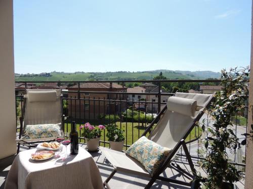 Borgonovo Apartment | Casa Baratta - La Quercia, Neive, moderno appartamento, terrazzo vista Langhe, park EV