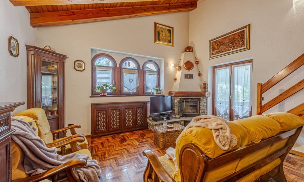 Courmayeur Apartment | CASA BEATRICE - Wi-Fi, parking, and mountain views
