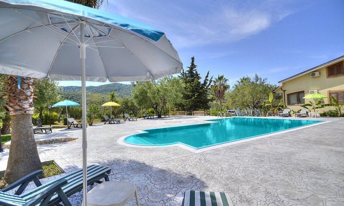 Ascea House | Casa Clelia E: A welcoming apartment surrounded by the greenery.