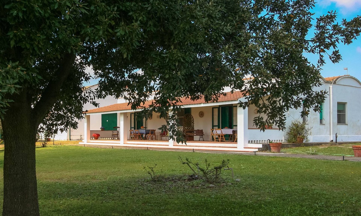 Pisticci House | Casa delle Rose, Ionian Coast of Matera: 5 km from the sea, A/C, garden, Wi-Fi