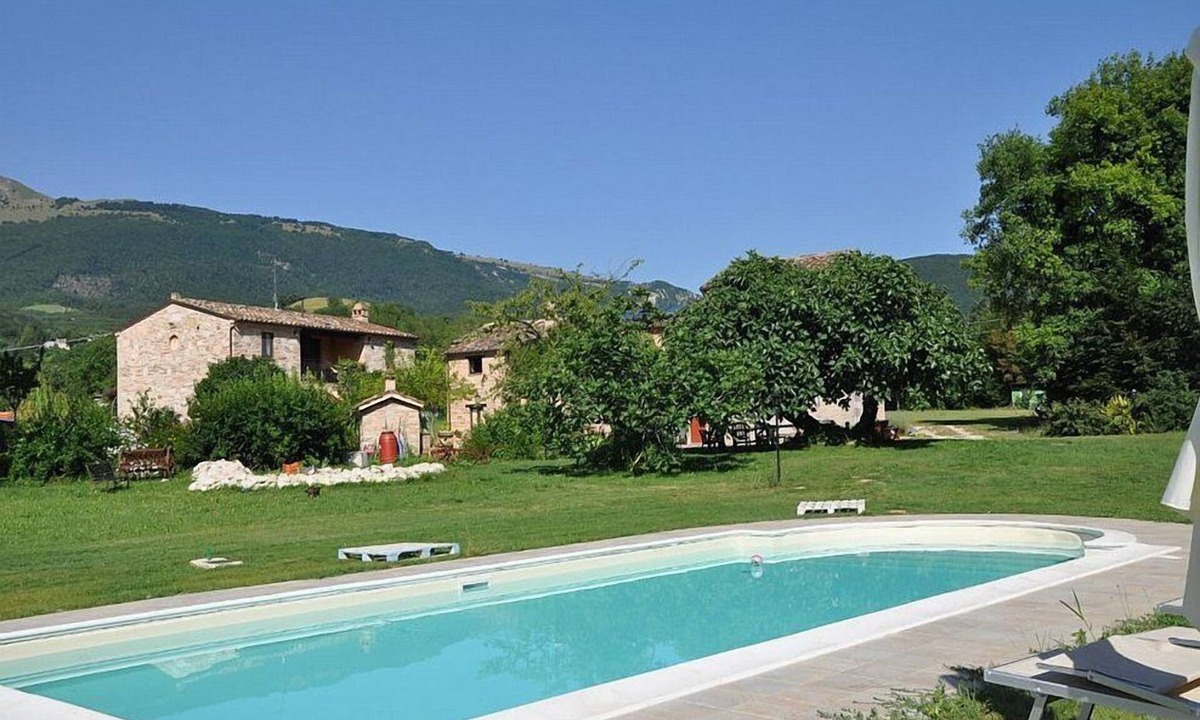 Sarnano House | Casa Noriana E: A characteristic and welcoming apartment situated in a quiet location, surrounded by a wonderful garden, with Free WI-FI.