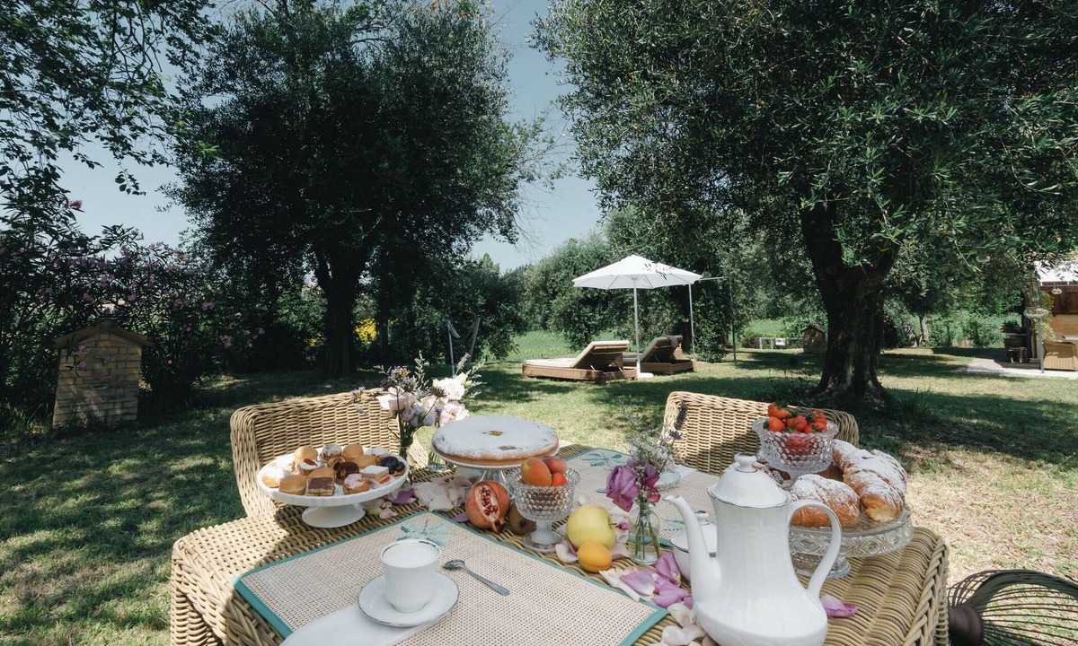 Petriolo House | Casa Rosa, a typical Marche dwelling with a Provençal flavor