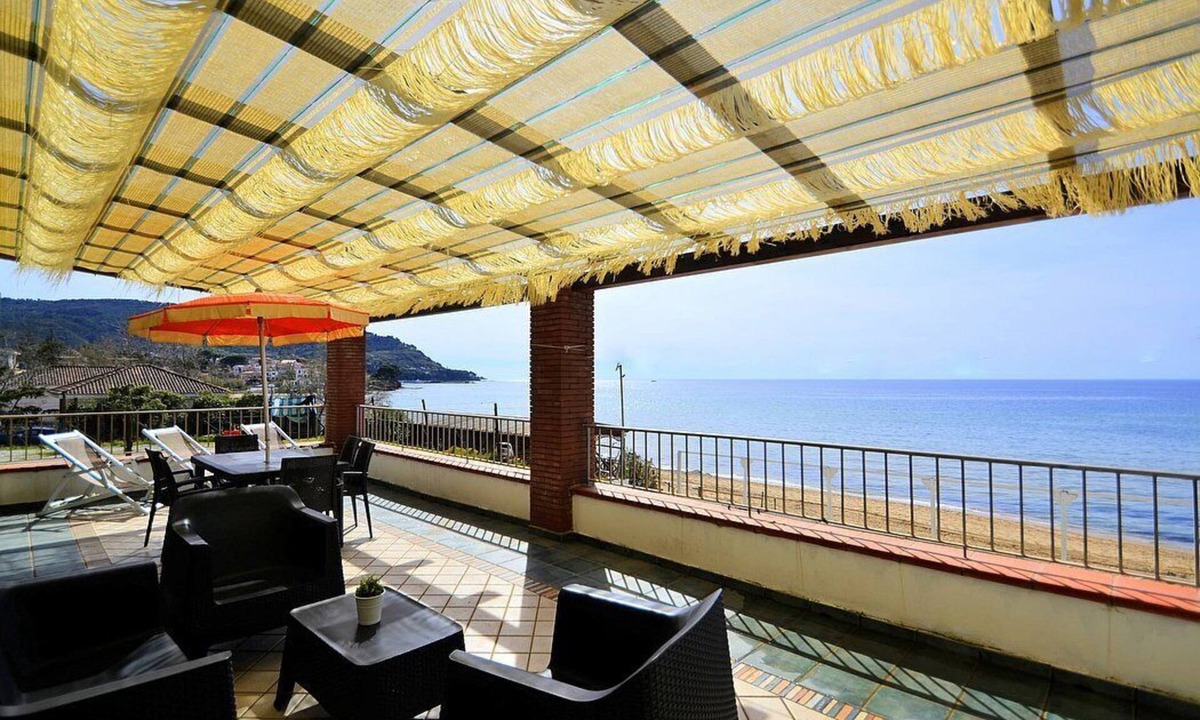 Santa Maria di Castellabate House | Casa Terry B: A graceful apartment located right on the beach, with Free WI-FI.