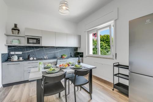 Gemonio Villa | Casa Tramonti: Mountain-View with Terrace Dining - Happy Rentals