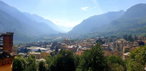Saint-Vincent Apartment | Casa vista Saint Vincent accanto alle Terme