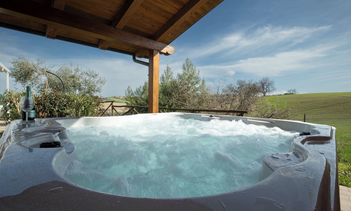 San Costanzo Villa | Casal Tartan - Villa with swimming pool and heated jacuzzi