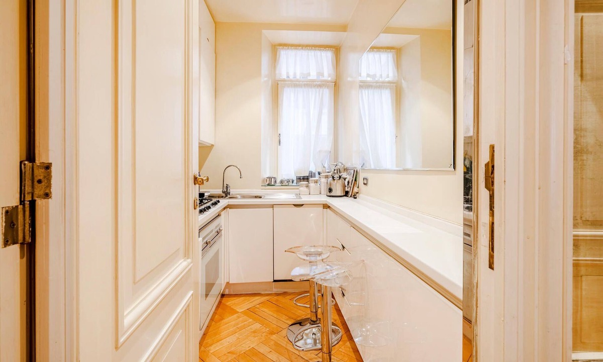 Rione V Ponte Apartment | Central, authentic apartment in the heart of Rome.