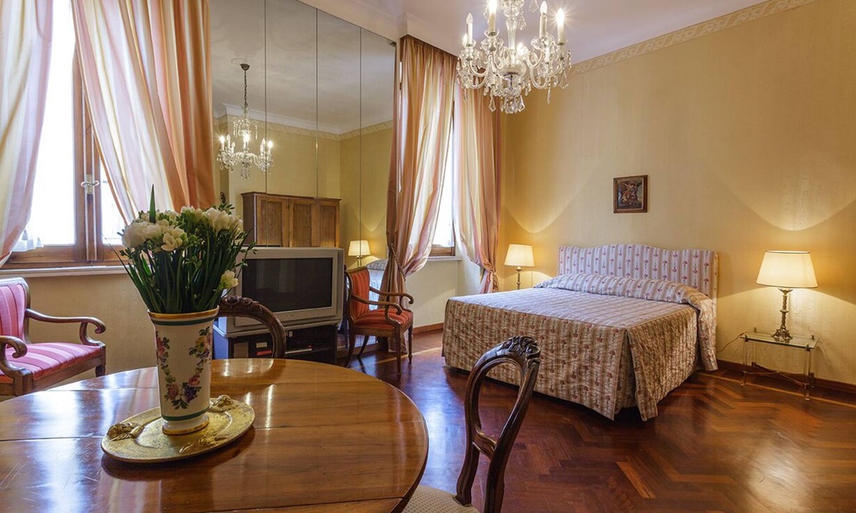 Rione III Colonna Apartment | Central between Spanish Steps and Trevi Fountain 2 double bedrooms WI FI