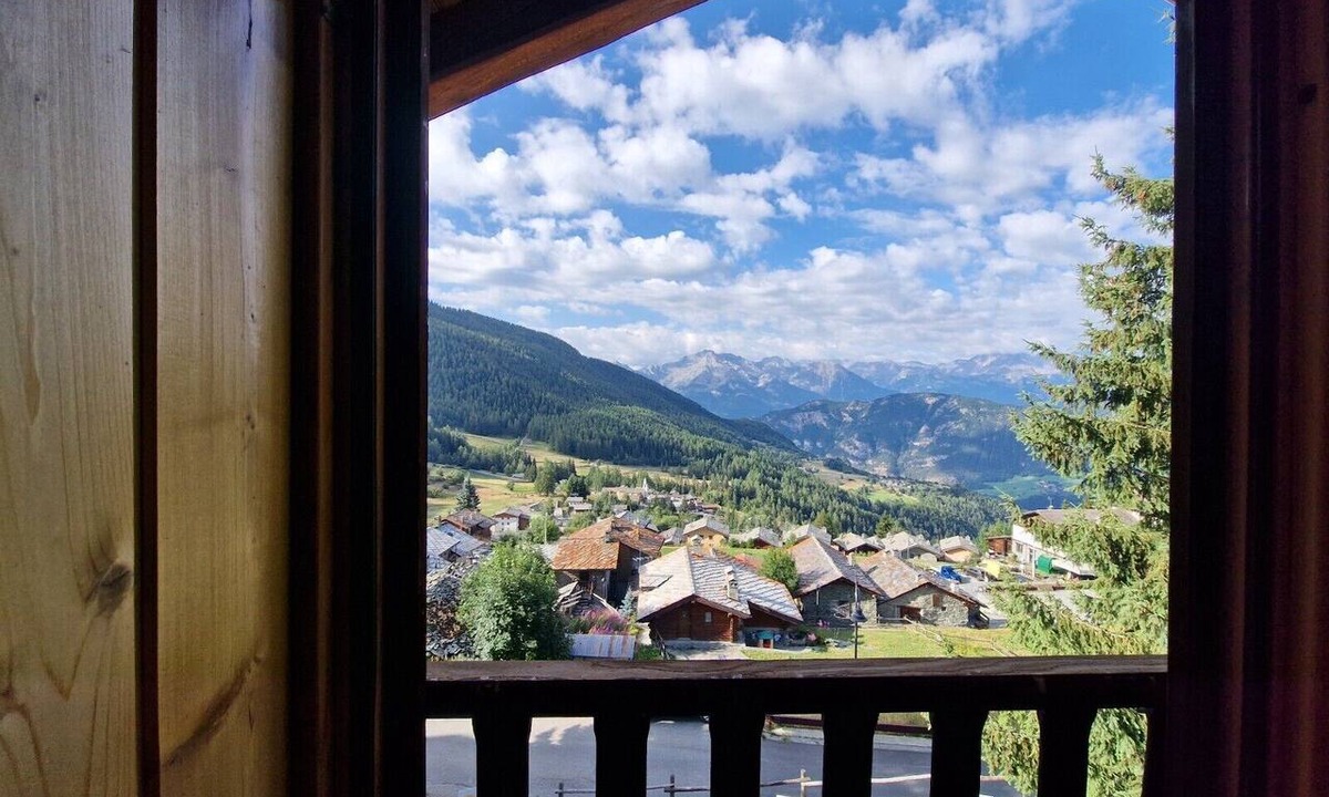 La Magdeleine Ski Chalet | Chalet 'Du Sapin Rouge' with Mountain View and Air Conditioning