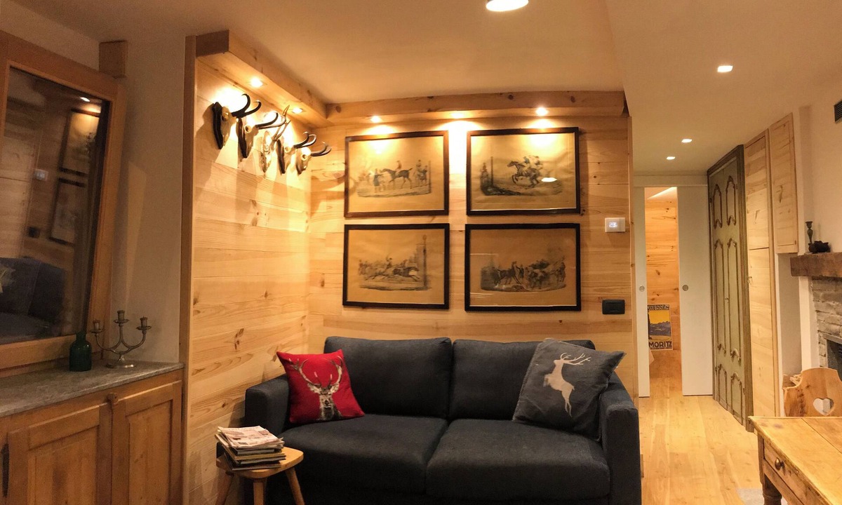 Valtellina Ski Chalet | Chalet Monks at the Fountain "Junior Suite "