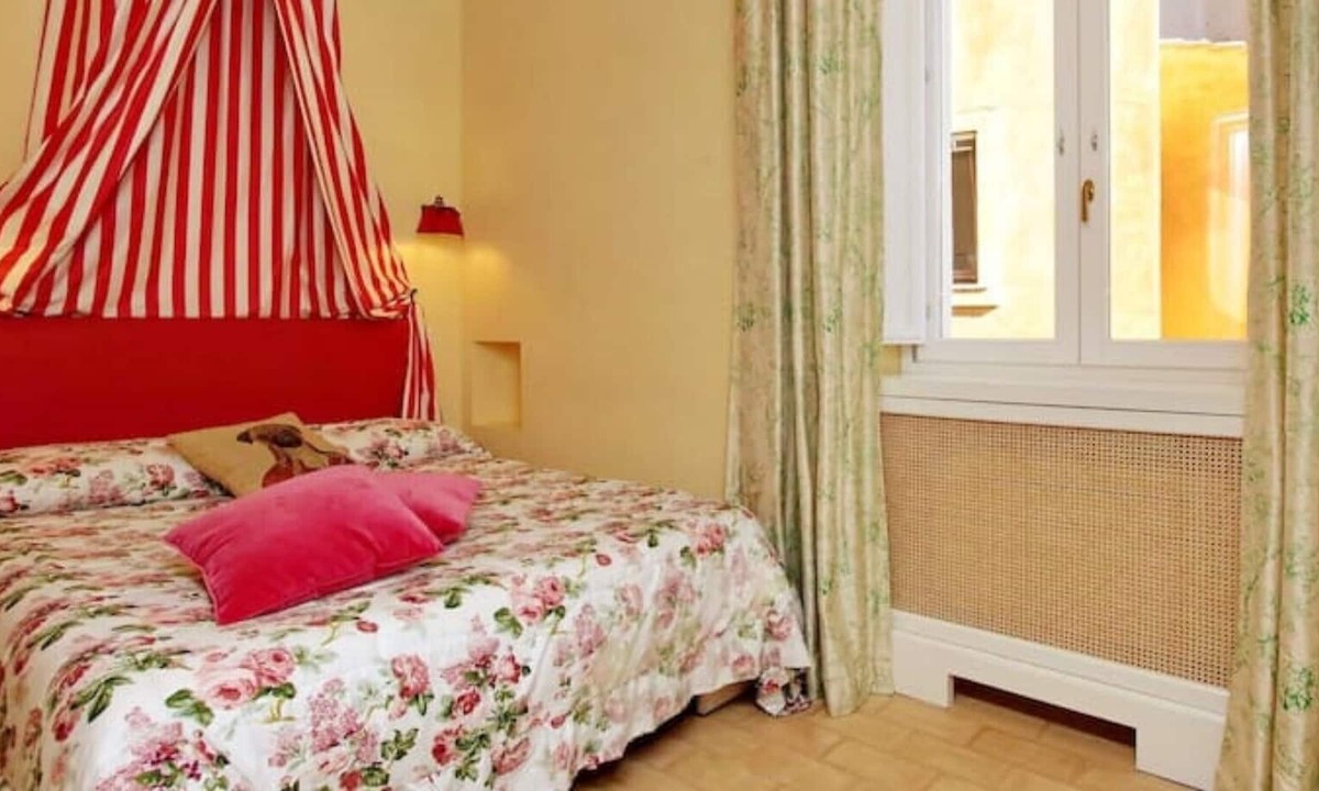 Rione XI Sant'Angelo Apartment | Charming Penthouse, Secret Rome (Ghetto)