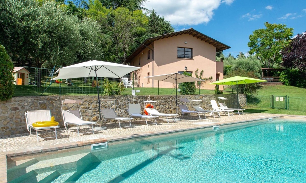 Montelovesco House | Comfortable Casa Rosa for up to 9 guests