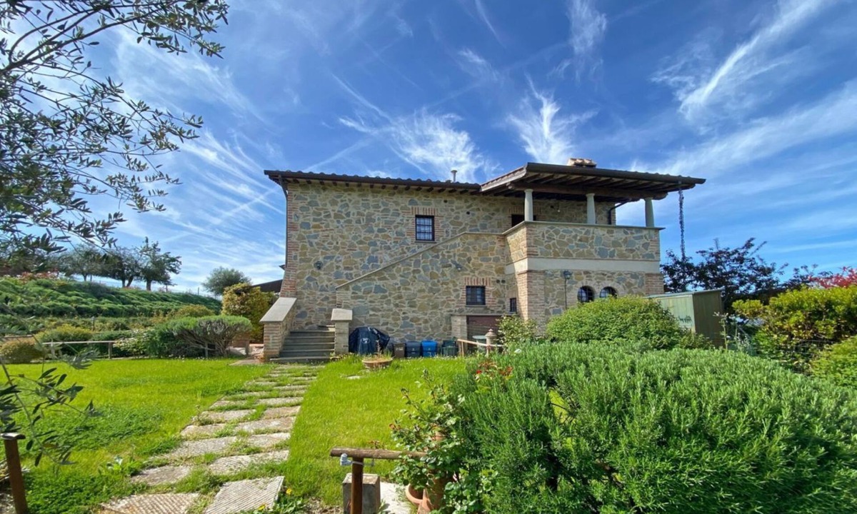 Castiglione del Lago Apartment | Cosy and roomy apartment of 110 sqm for 6 persons on the 1st floor of a rustic-style farmhouse (NO lift or stairs for access), immersed in the Umbrian countryside.The accommodation consists of a kitchen, a living room, three bedrooms, two bathrooms and t
