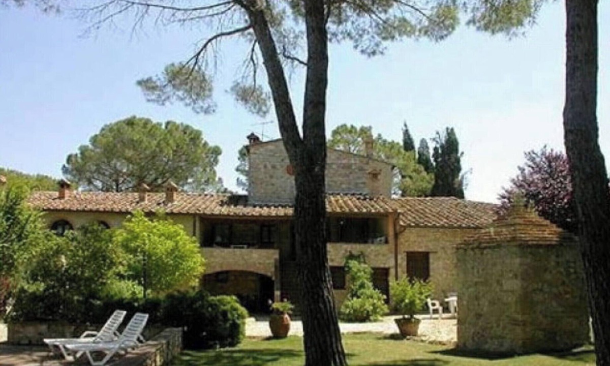Colle di Val d'Elsa House | Cosy apartment in villa for 6 guests with pool, TV, patio and pets allowed