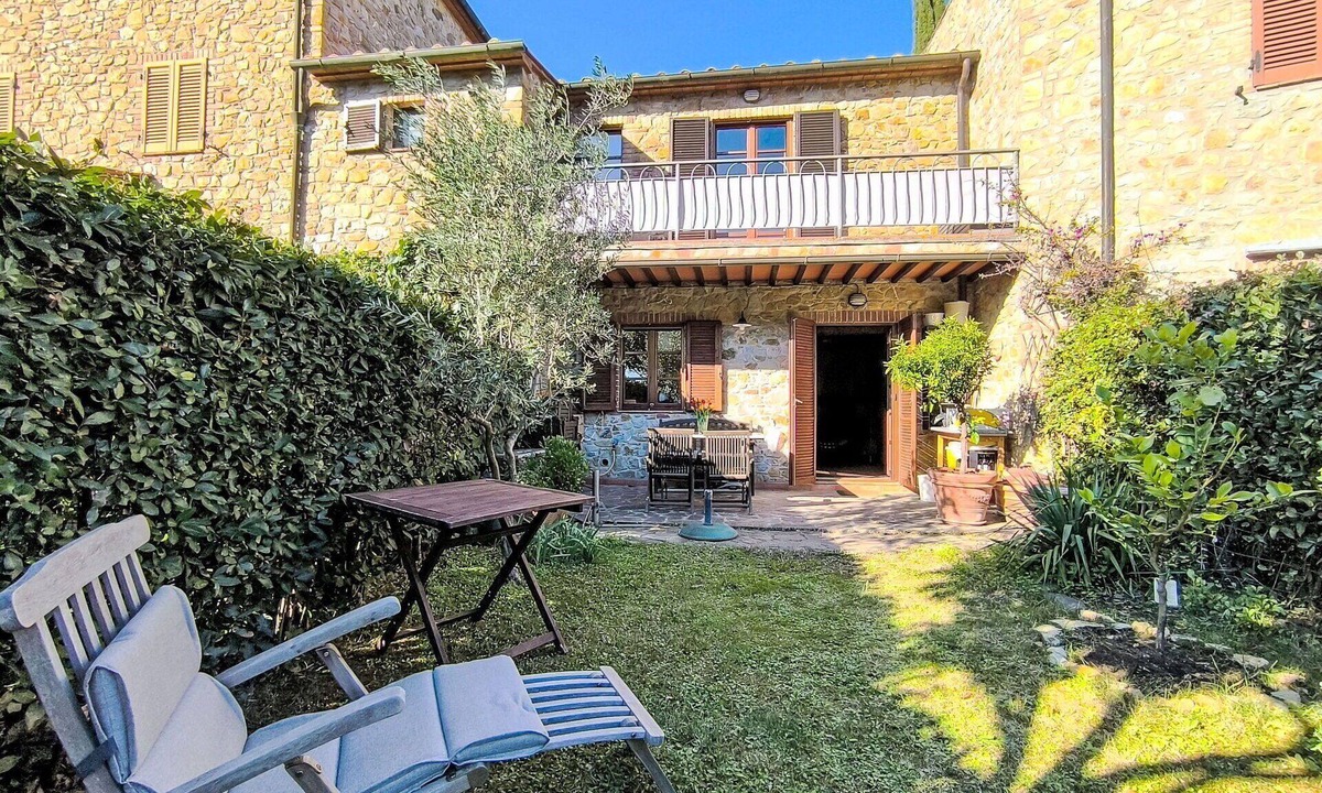 Giuncarico Apartment | Cosy apartment for 4 people with WIFI, TV, patio, pets allowed and panoramic view