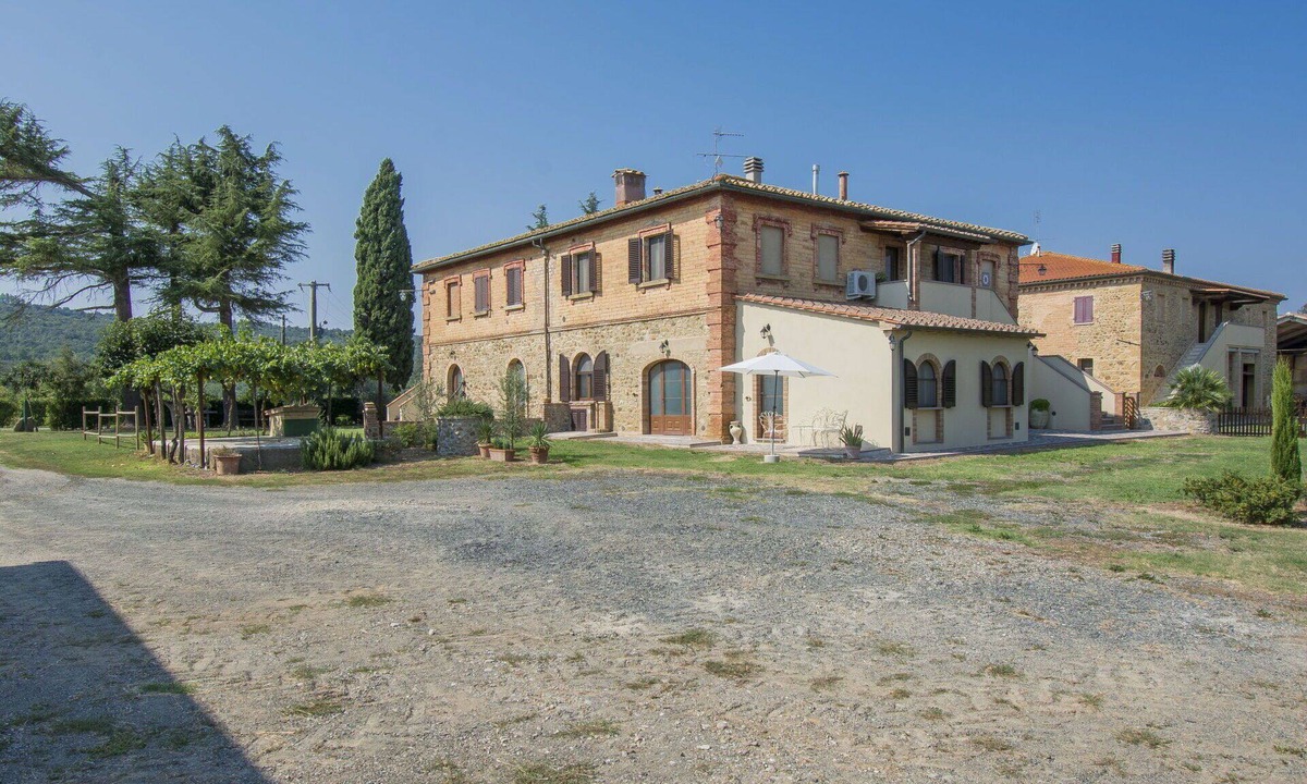 Pomarance Villa | Cosy apartment in villa for 12 guests with A/C, WIFI, TV, patio and pets allowed