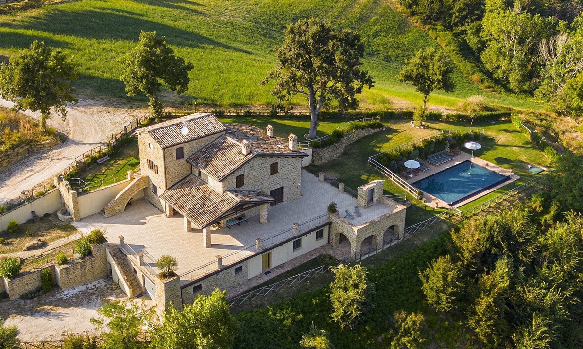 Castelraimondo Villa | Cottage Ermelinda – Landscape, Jacuzzi and Pool