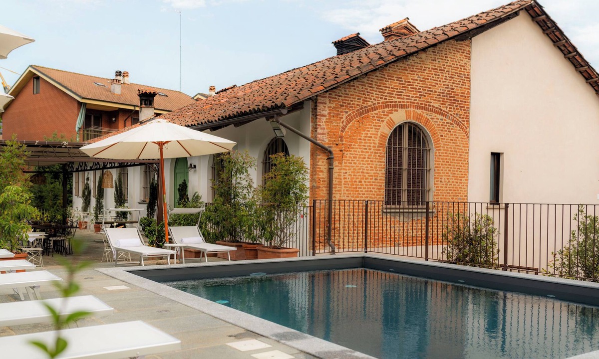 Sommariva del Bosco House | Country house with pool suspended between village and nature