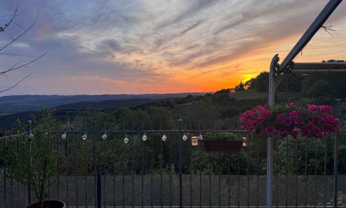 Tatti House | Country House 'La Casa Del Pino' with Mountain View, Private Garden and Wi-Fi