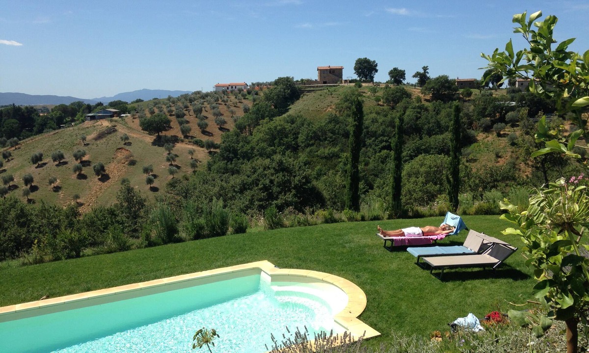 Magliano in Toscana Villa | Country villa with pool, wifi & stunning views. Golf, cycling, boating, kiting.