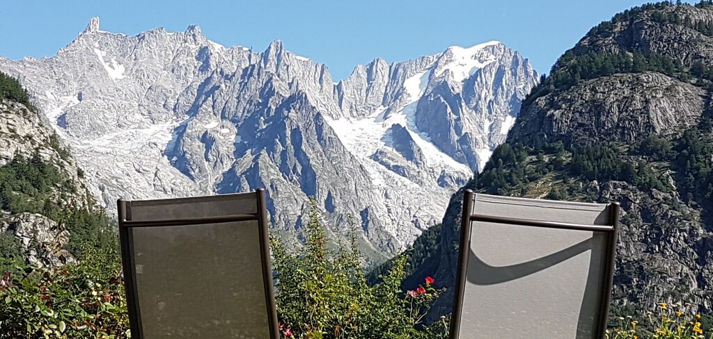 Dolonne House | Courmayeur house with a view, two-room apartment with a small garden