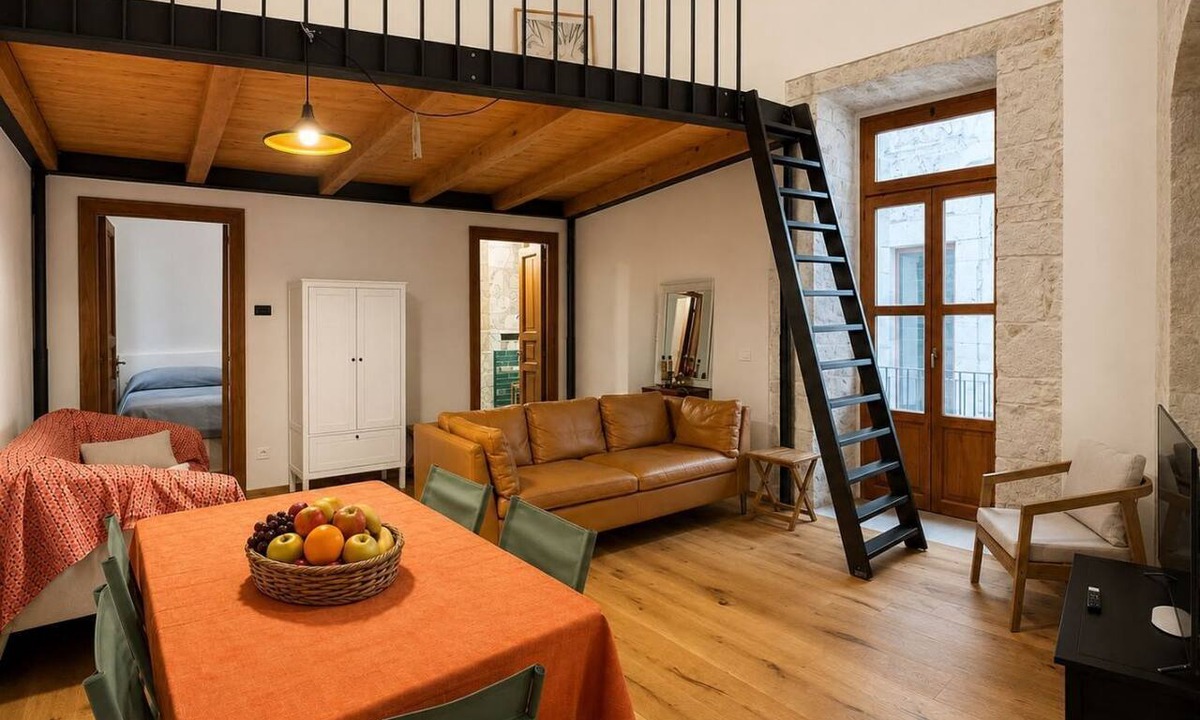 Giovinazzo Apartment | Cozy 60sqm flat with a mezzanine, ideal for 4 people, located on the first floor of a prestigious building (without elevator).The property is situated in Giovinazzo, in the historic center, just steps from the sea.Characterized by narrow alleys, 15th-cen