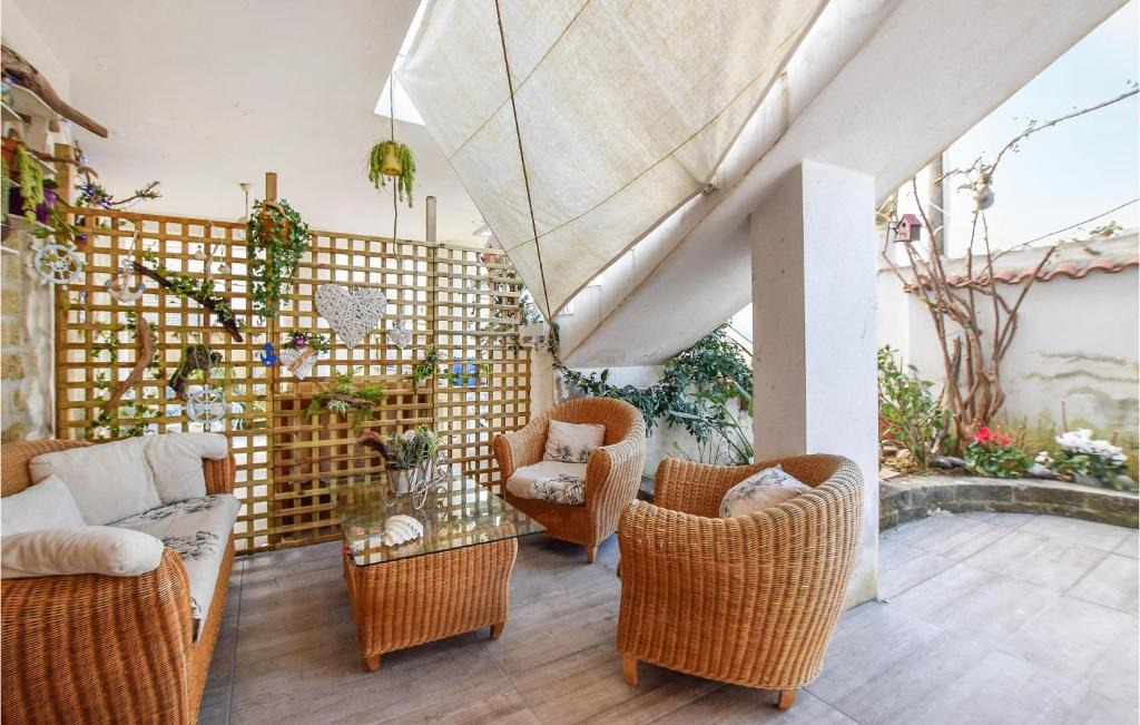 Castel Volturno Apartment | Cozy Apartment In Castel Volturno With Wifi