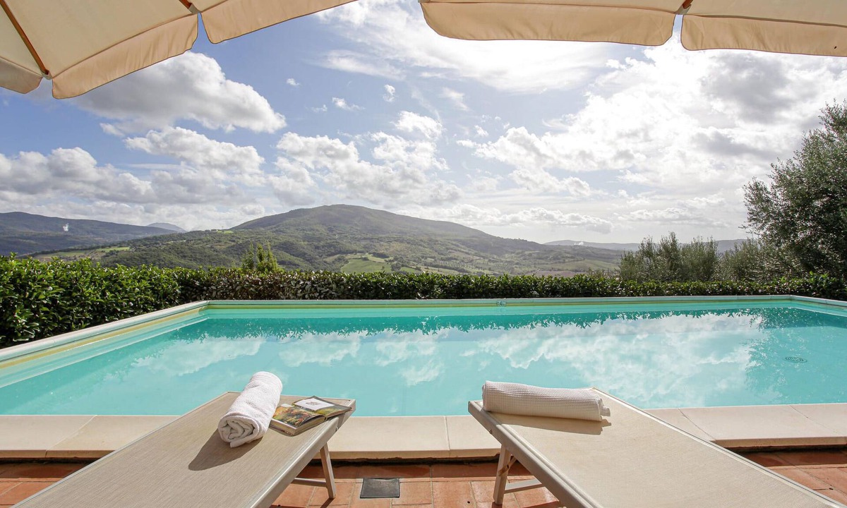 Lustignano House | Cozy cottage with beautiful countryside views and private pool.