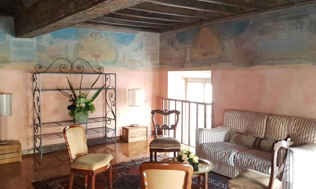 Roman Quarter Apartment | Elegant Vintage Residence with Retro Charm