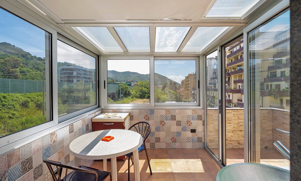 Salerno House | Ely House Holiday Home with Mountain View, Wi-Fi and Air Conditioning