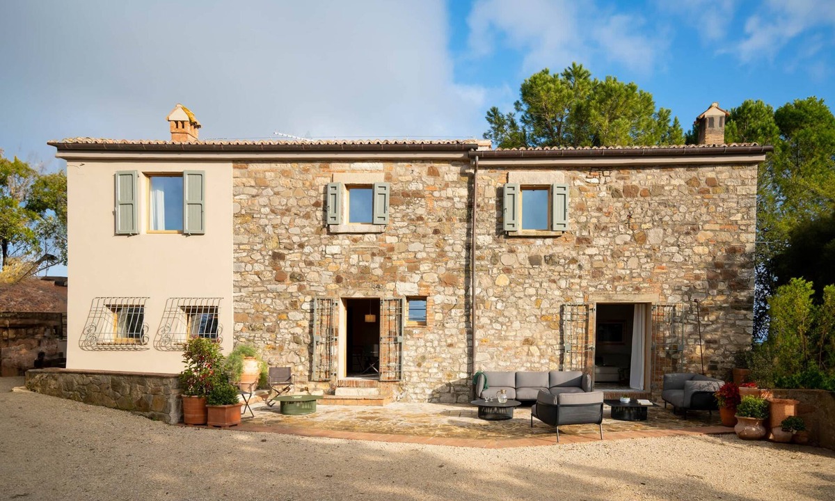 Fratta Villa | Entire villa with view of the Umbrian countryside