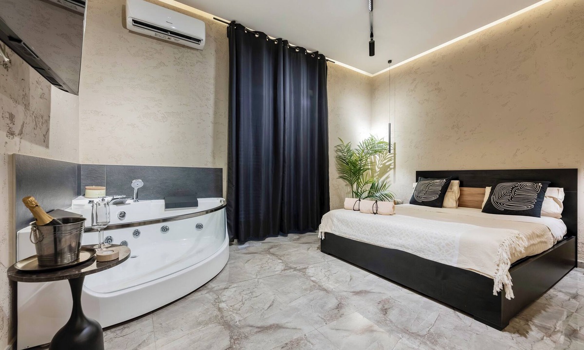Naples Apartment | Falco Jacuzzi Home - Whirlpool bath in room - Naples