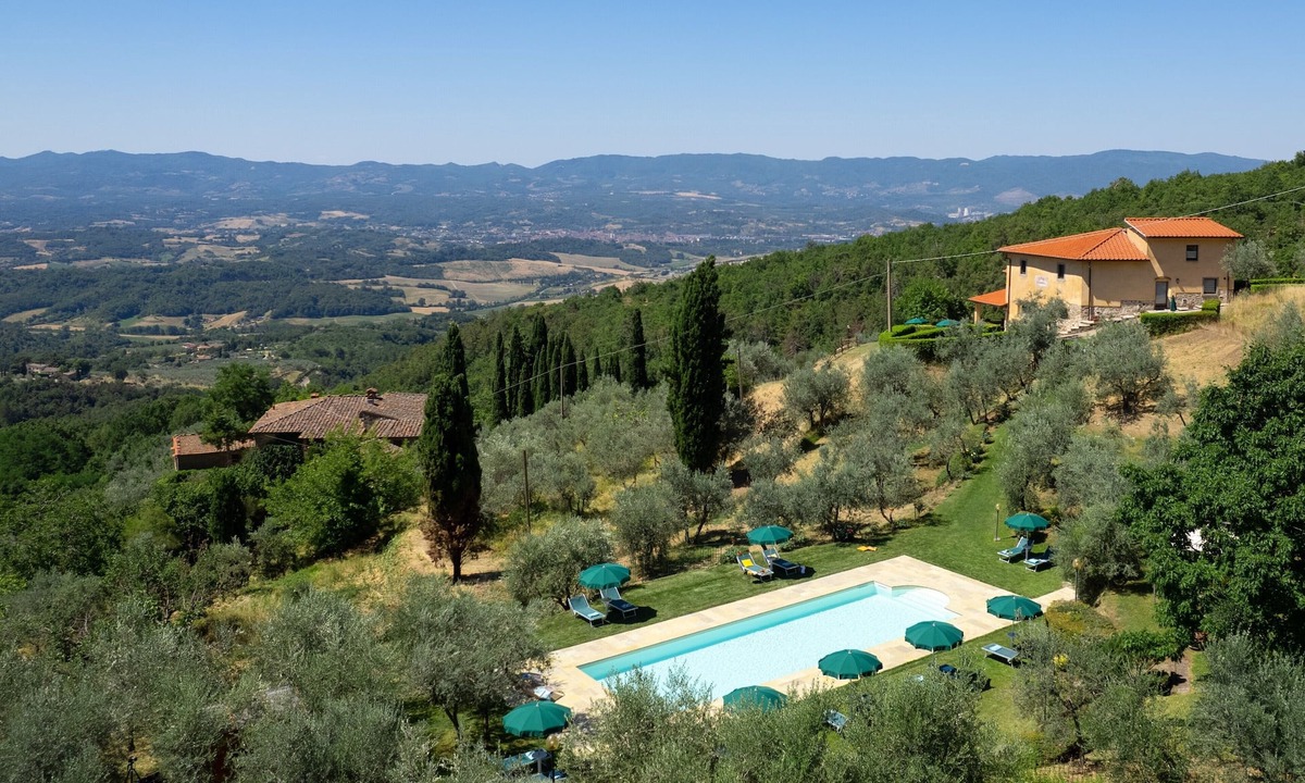 Loro Ciuffenna House | Farmhouse villa with private swimming pool, terrace, garden, stunning view