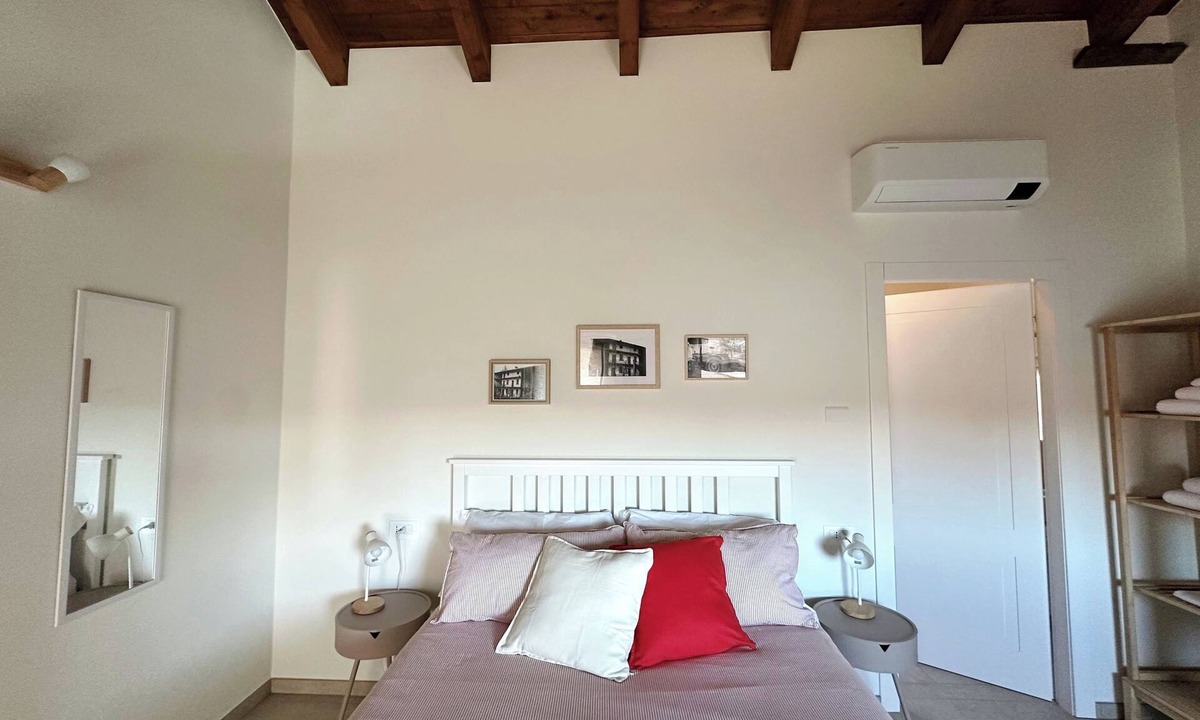 Galliate Bed & Breakfast | Farmhouse with exposed beams and bricks, breakfast included (Chilli)