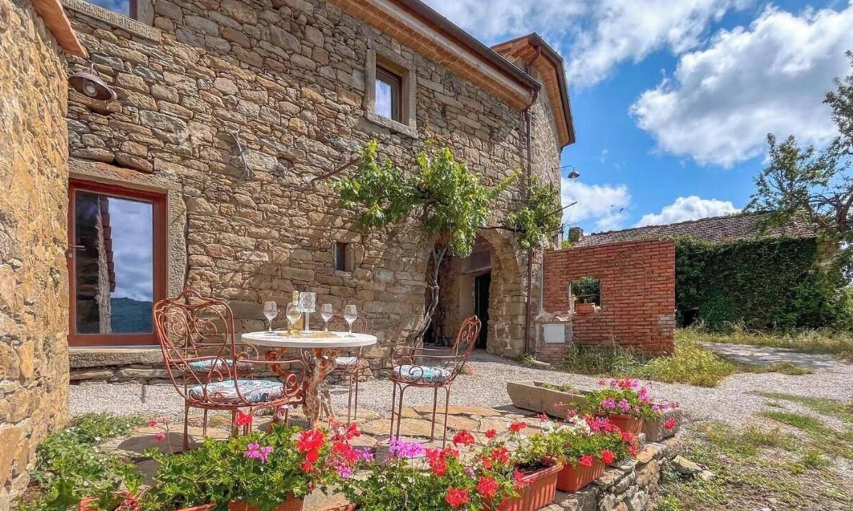 Pieve di Chio House | Farmhouse with mountain views hot tub