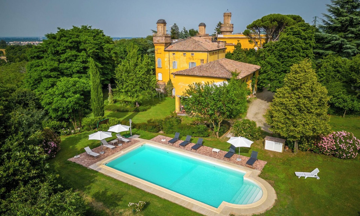 Vignola Apartment | Flat in a sixteenth century villa with swimming pool and private park