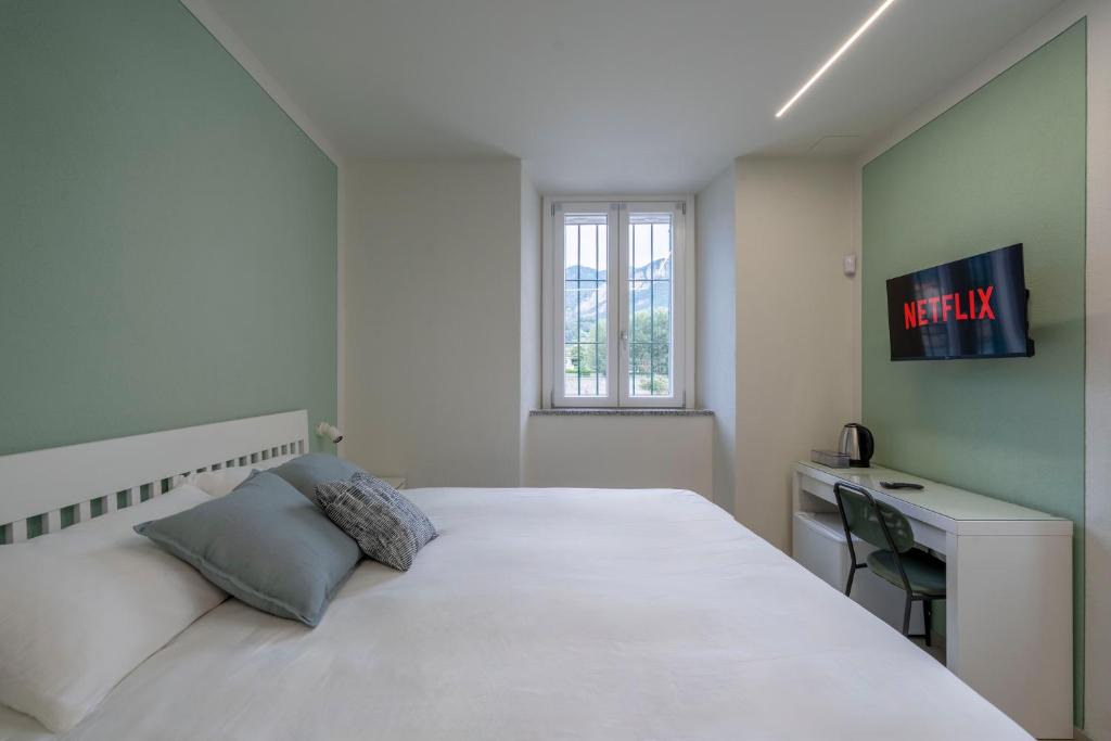Olginate Apartment | Front Lake Como - 3 Bedrms with AC, Free Parking and Wifi