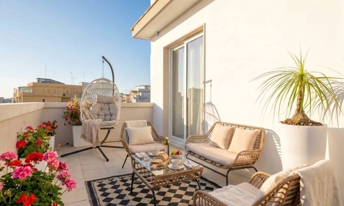 Municipio 2 Apartment | Gargasole DX Penthouse with Terrace & Stylish Interiors