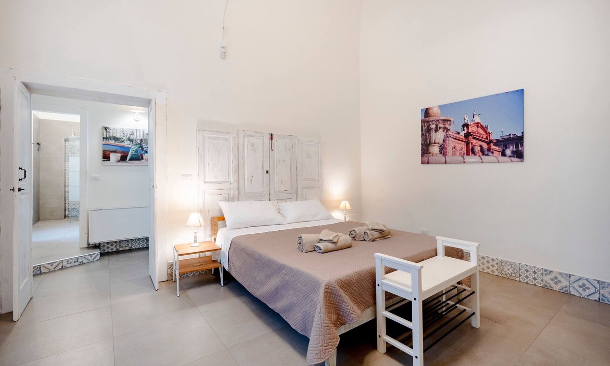 Municipio 5 Apartment | Garibaldi54 - Olive Room Apartment with Balcony, Wi-Fi & Air Conditioning