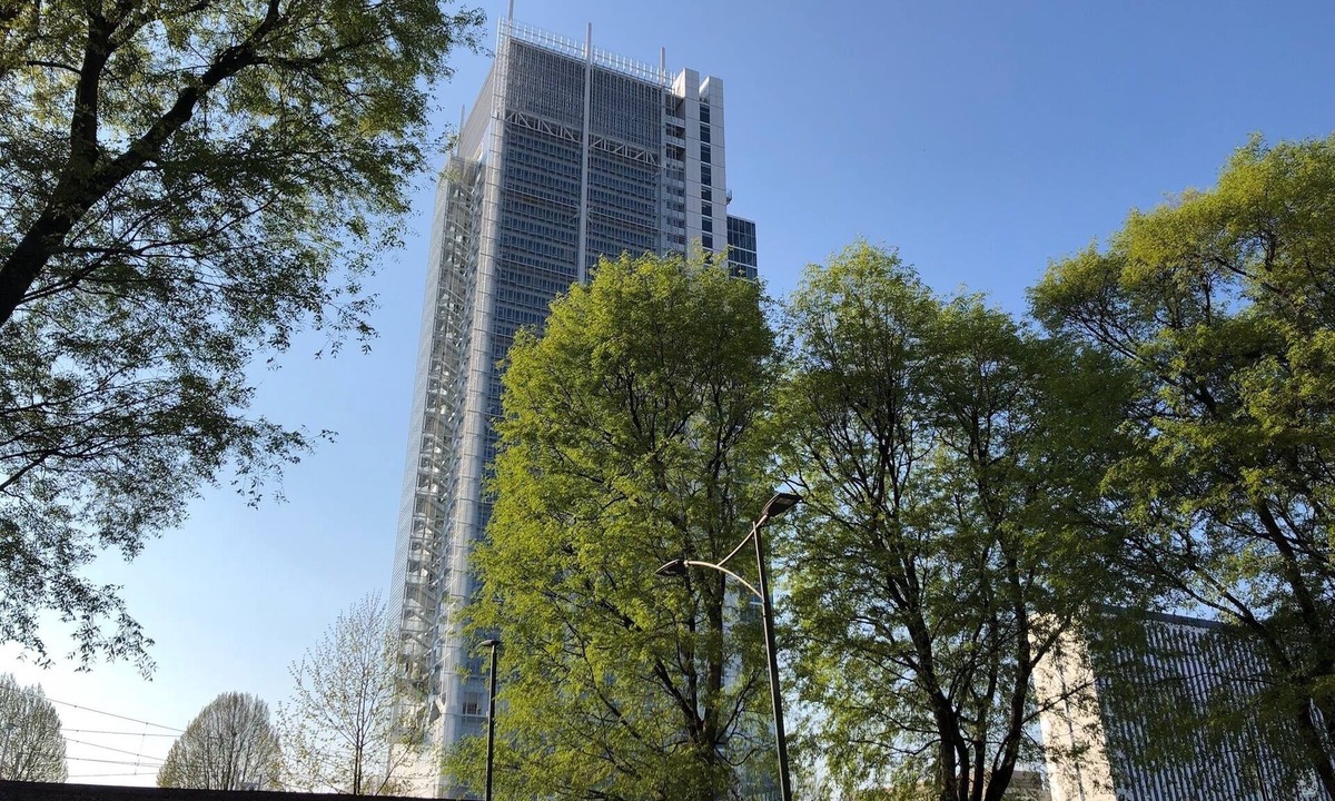 Historic Centre House | Gianduia House in front of the Skyscraper