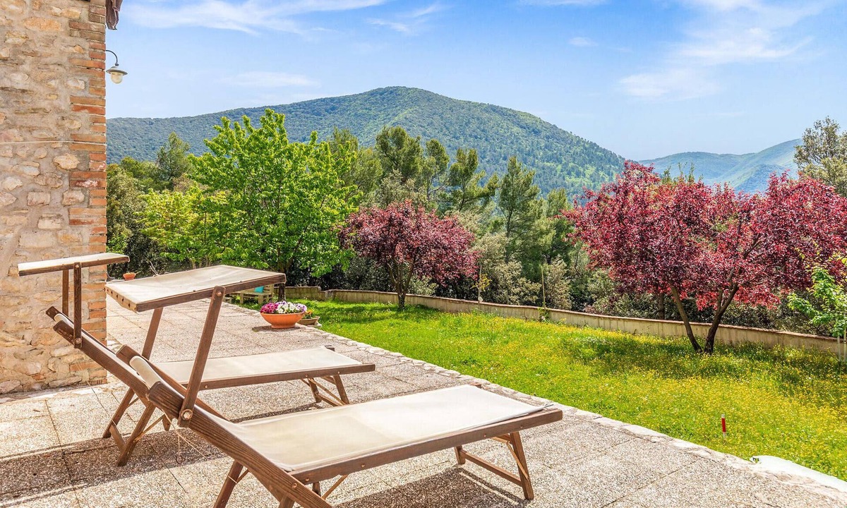 Campello sul Clitunno Apartment | Gorgeous apartment in Loc. Fontanelle with WiFi