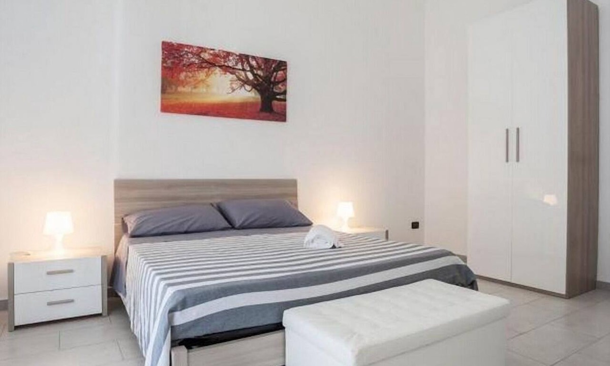 Municipio 1 Apartment | GuestHost - 13 NEW! 1bedroom & balcony P.zza Garibaldi! WiFi